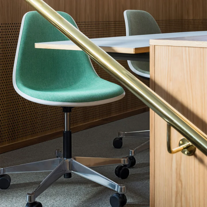 Vitra - Eames Plastic Side Chair PSCC, poliert / weiss, weiche Rollen (Hartboden)