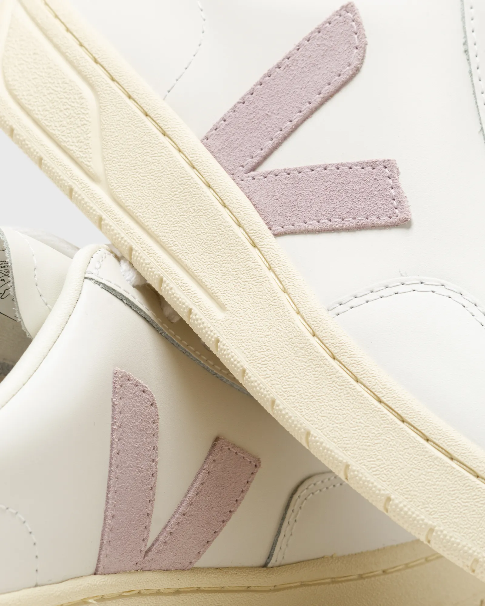 Veja V-12 LEATHER