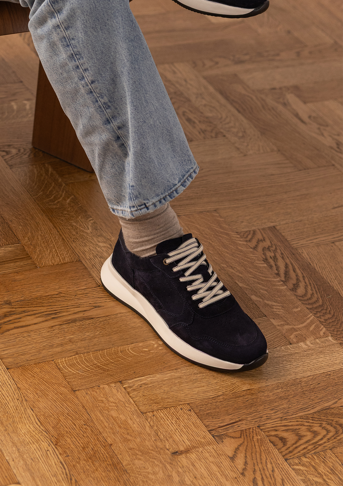 Donkerblauwe suède sneakers
