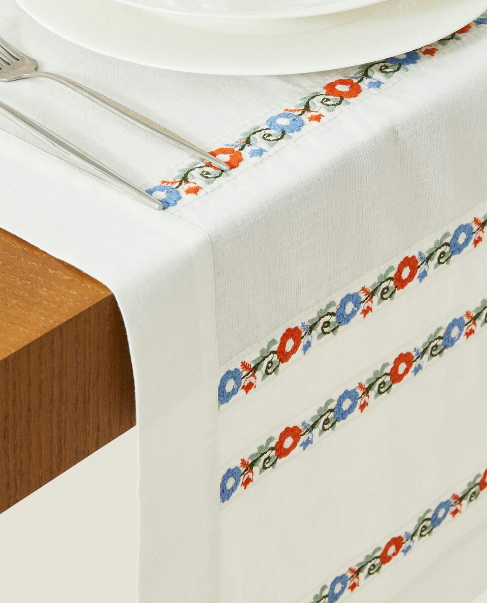 CAMINHO DE MESA DE ALGODÃO BORDADO