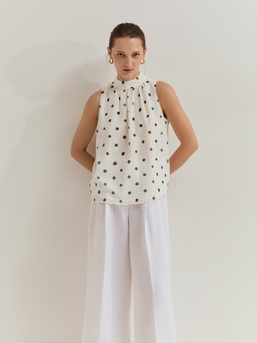 Blusa às bolinhas
