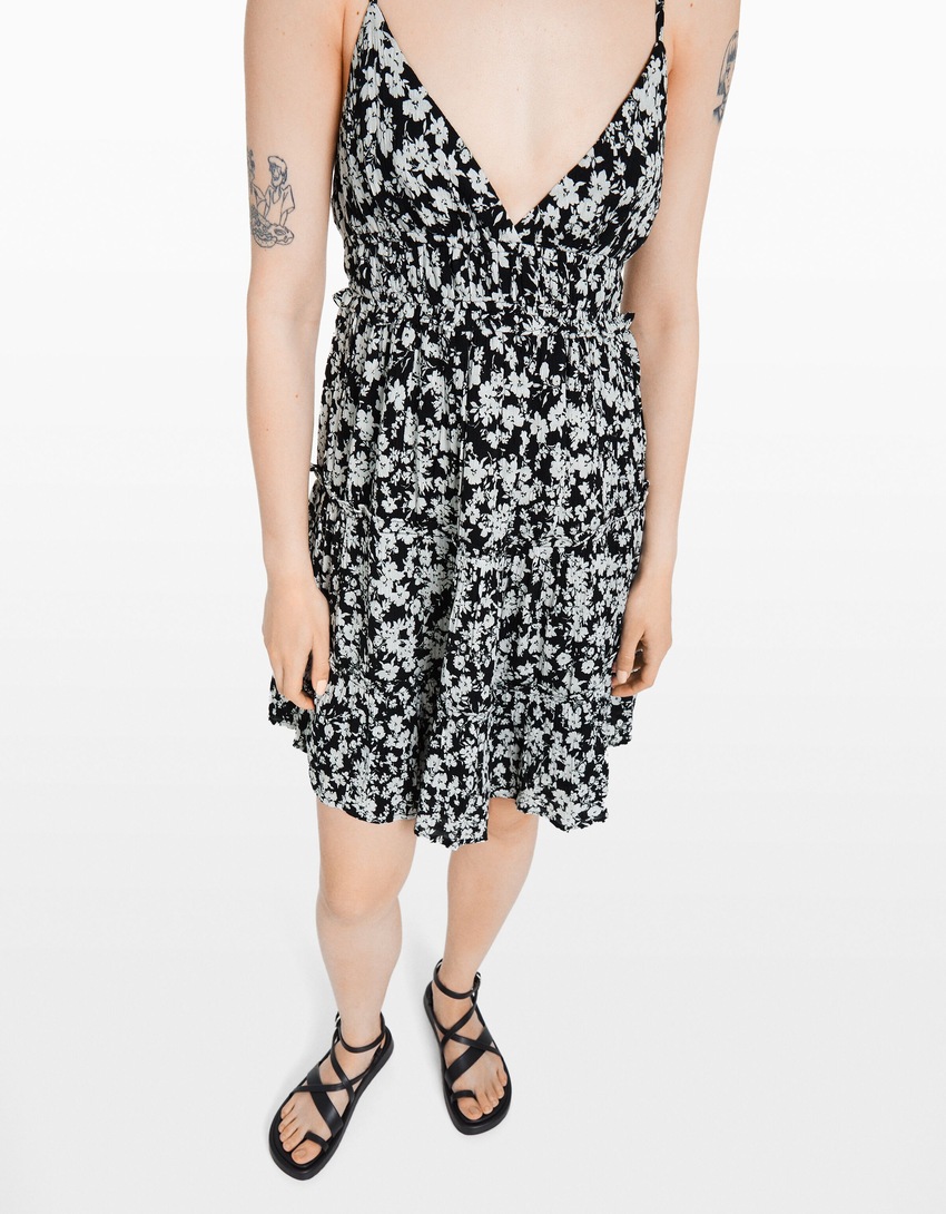 Mini vestido com alças franzidas