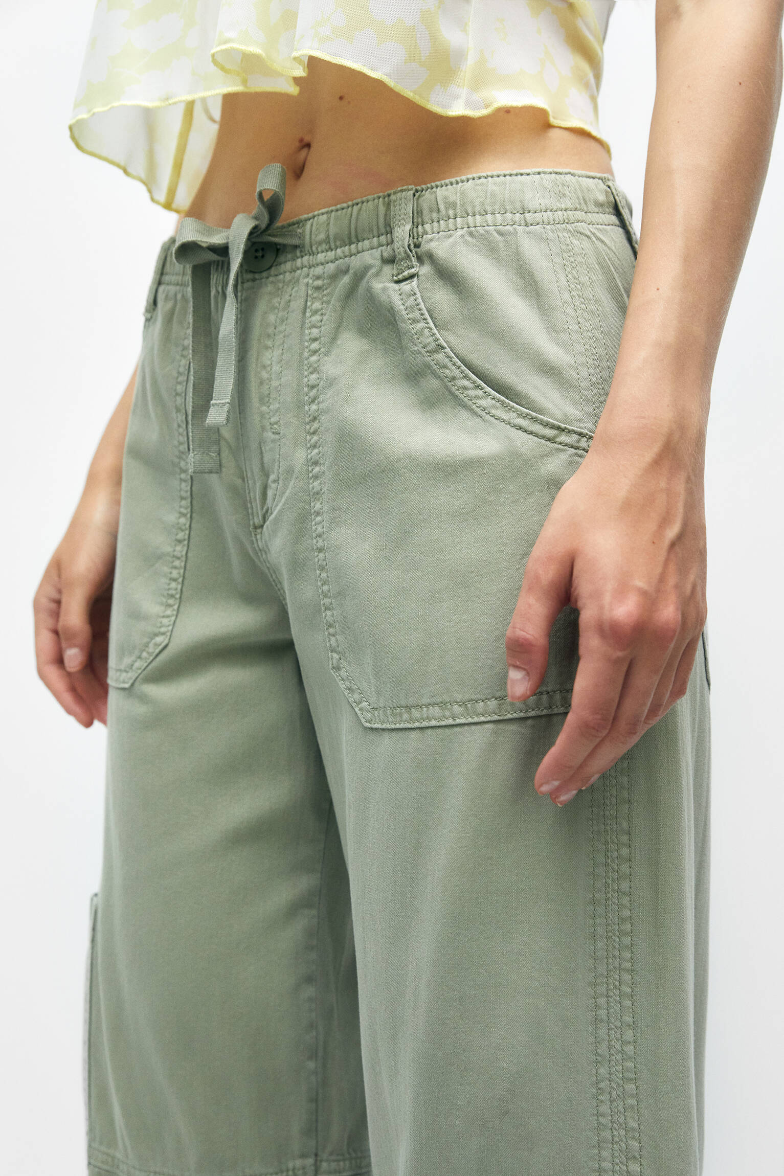 Calça cargo fluida - cáqui claro