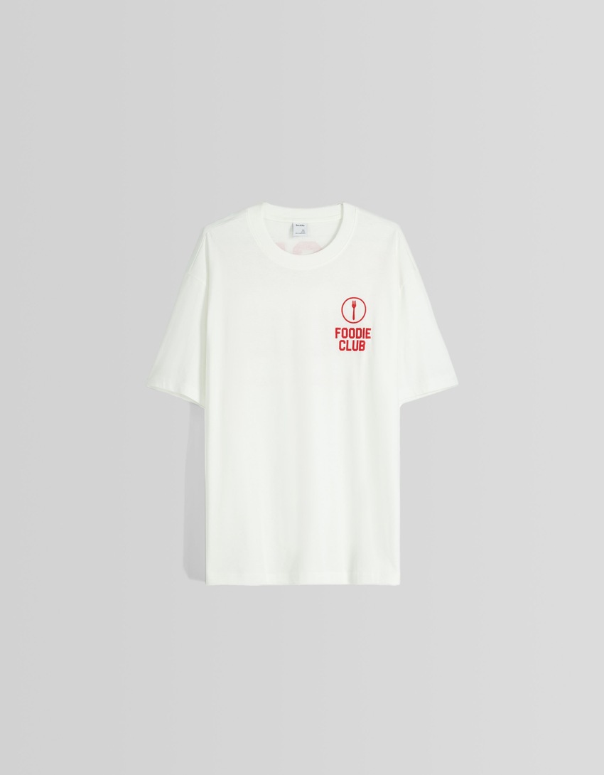 Camiseta de manga curta com modelagem quadrada e detalhes bordados.