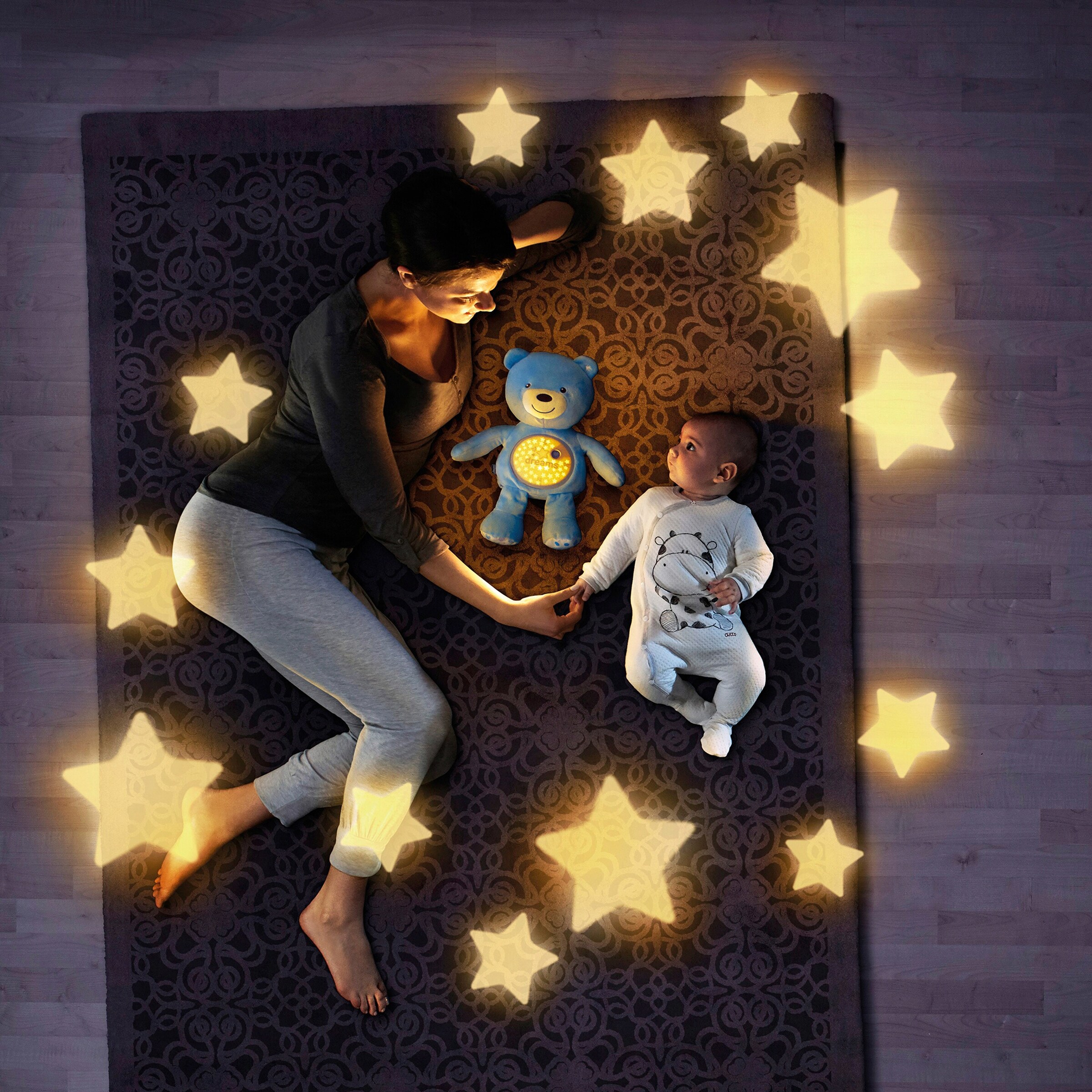 Chicco Kuscheltier Baby Bär mit Lichtprojektion hellblau