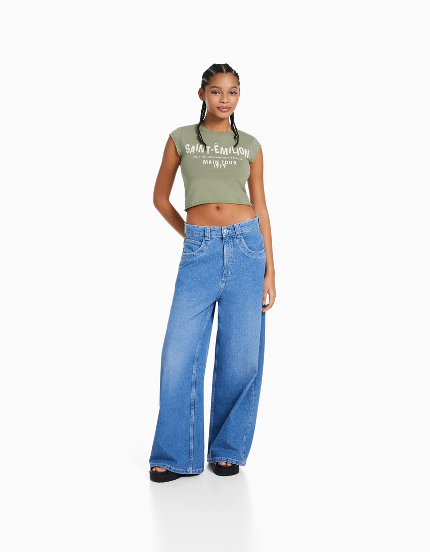 Camiseta cropped de manga curta com estampa