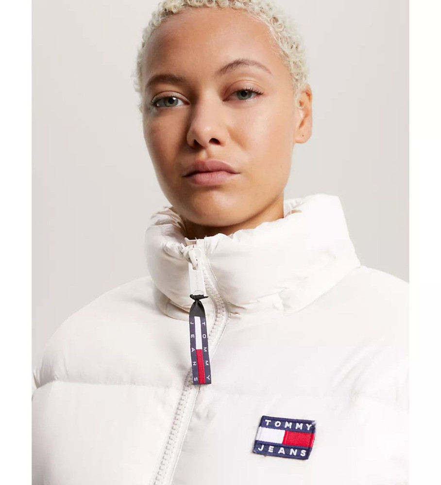 Anoraque acolchoado leve Tommy Jeans, preto e branco.