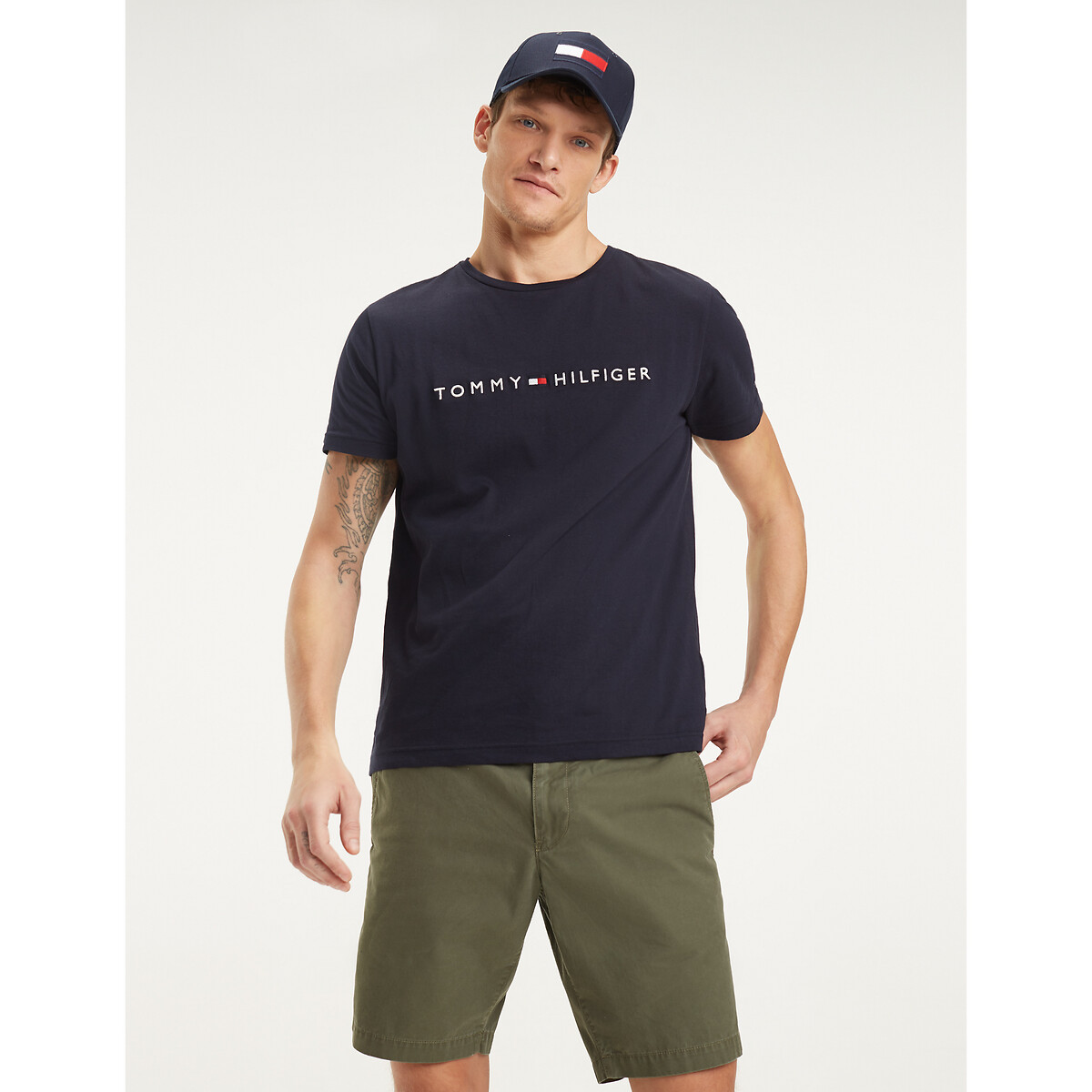 Camiseta Tommy Hilfiger com a bandeira