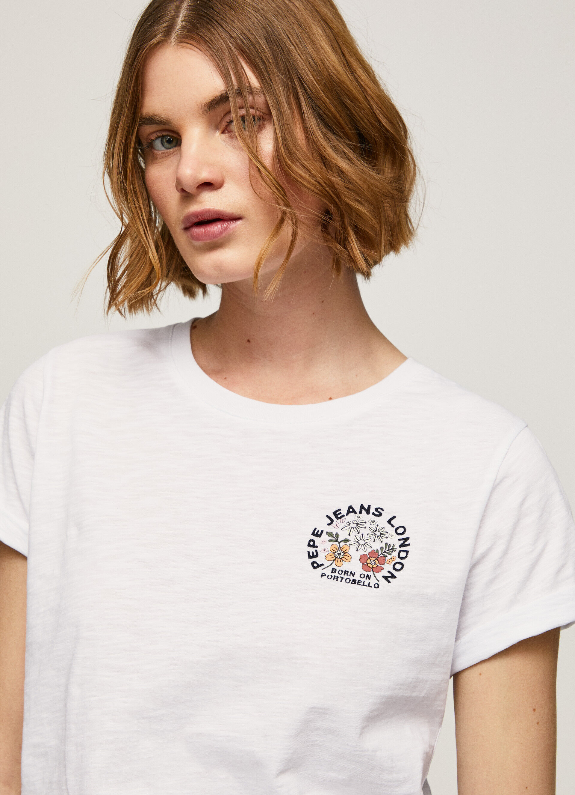 CAMISETA COM LOGOTIPO ESTAMPADO - branca