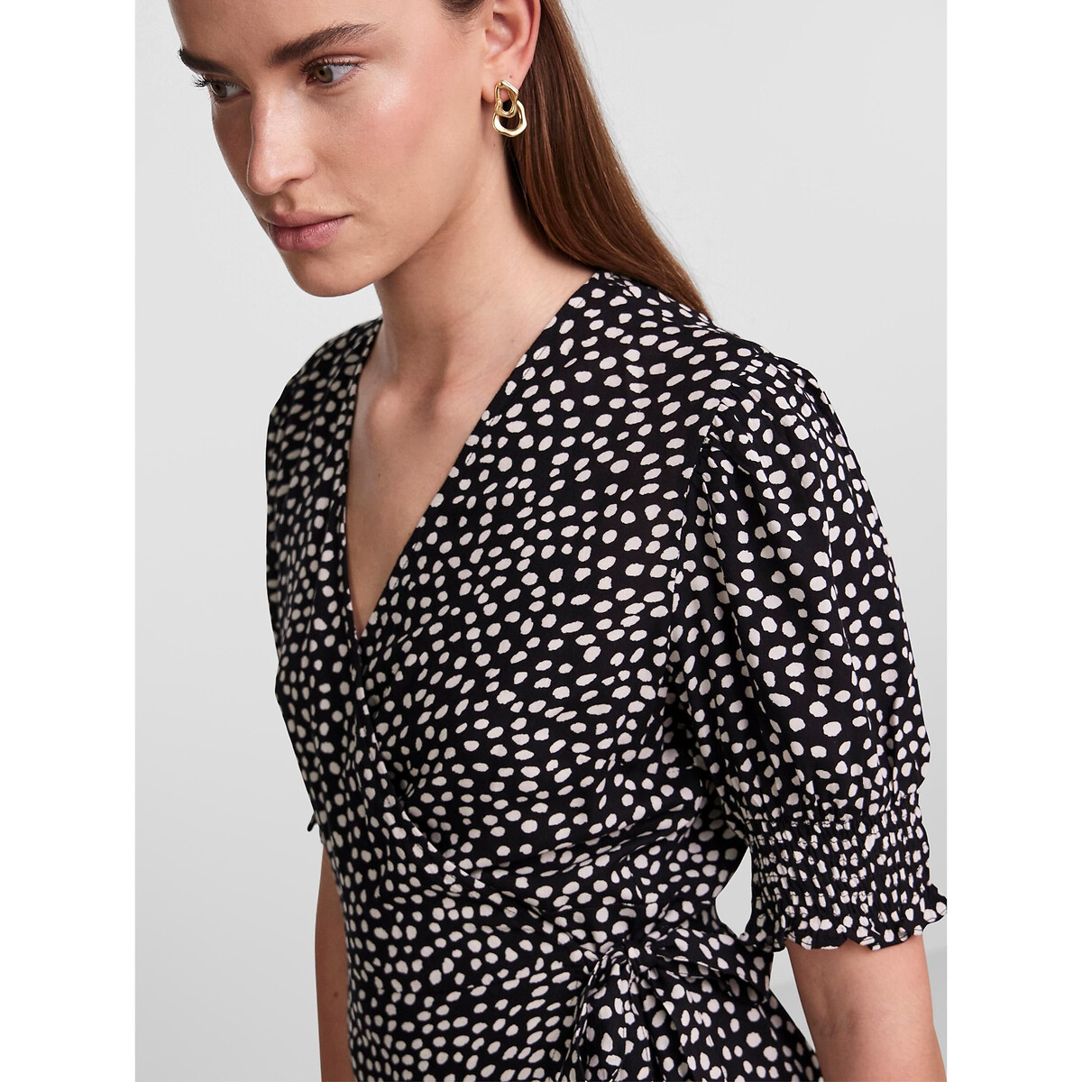 PEÇAS<br>Vestido envelope com bolinhas