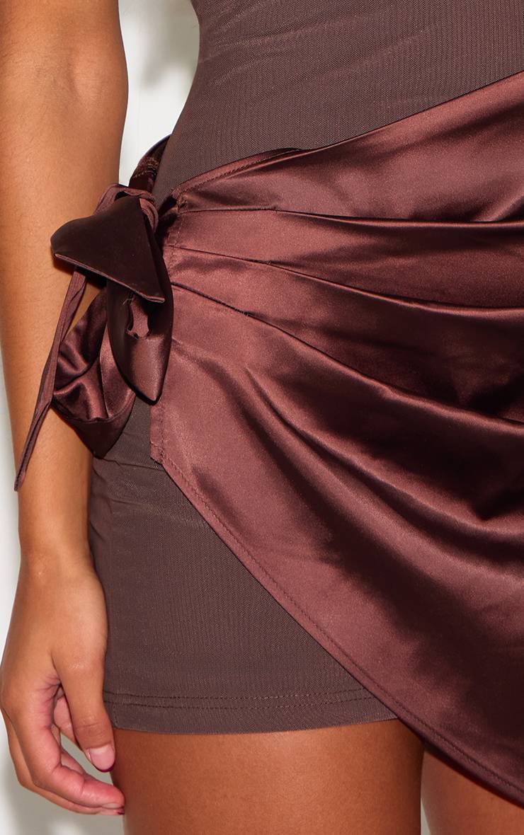 Chocolat Robe Mini Drapée En Satin Tissé À Col Montant