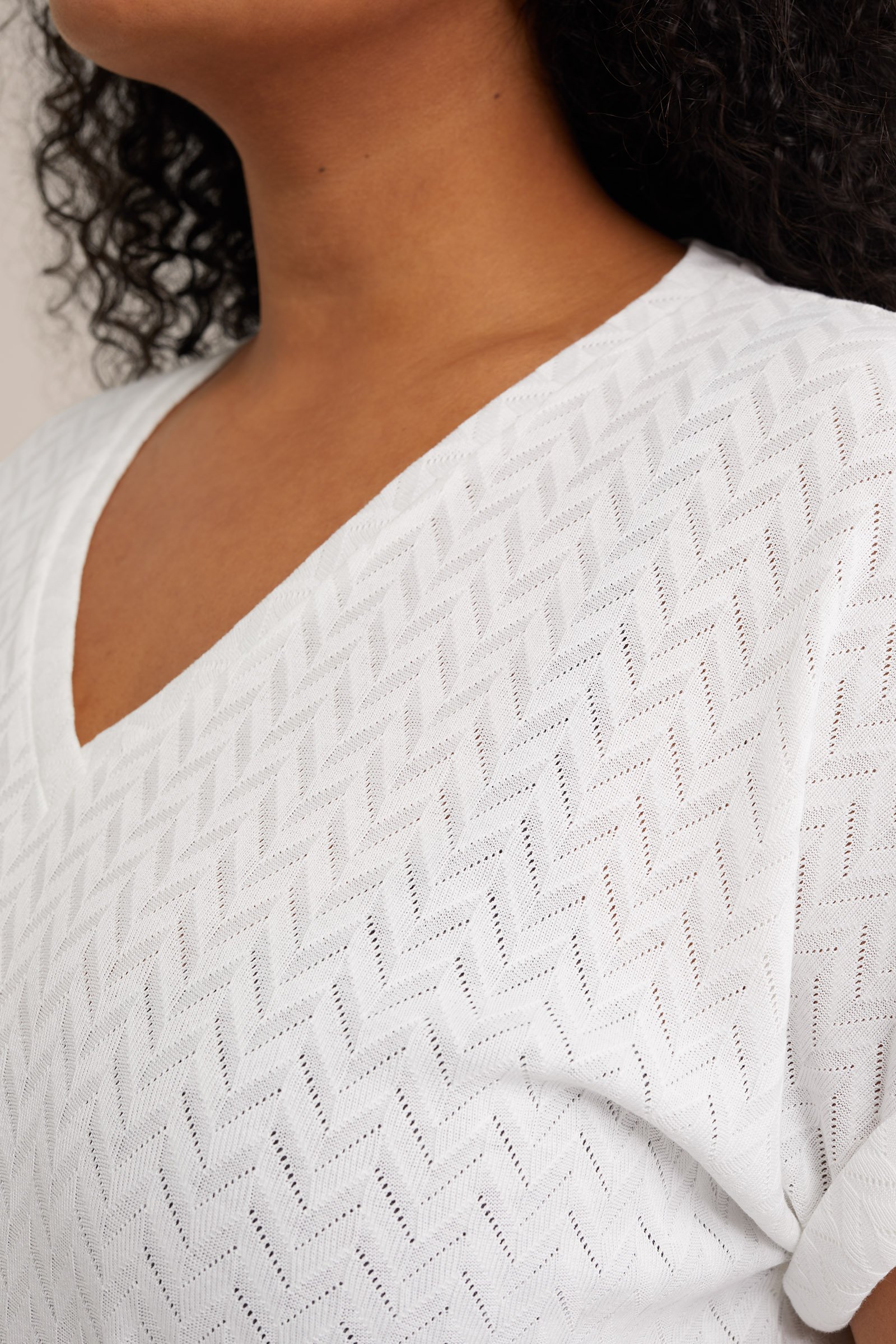T-shirt met opengewerkt dessin - Curve WE Fashion Wit