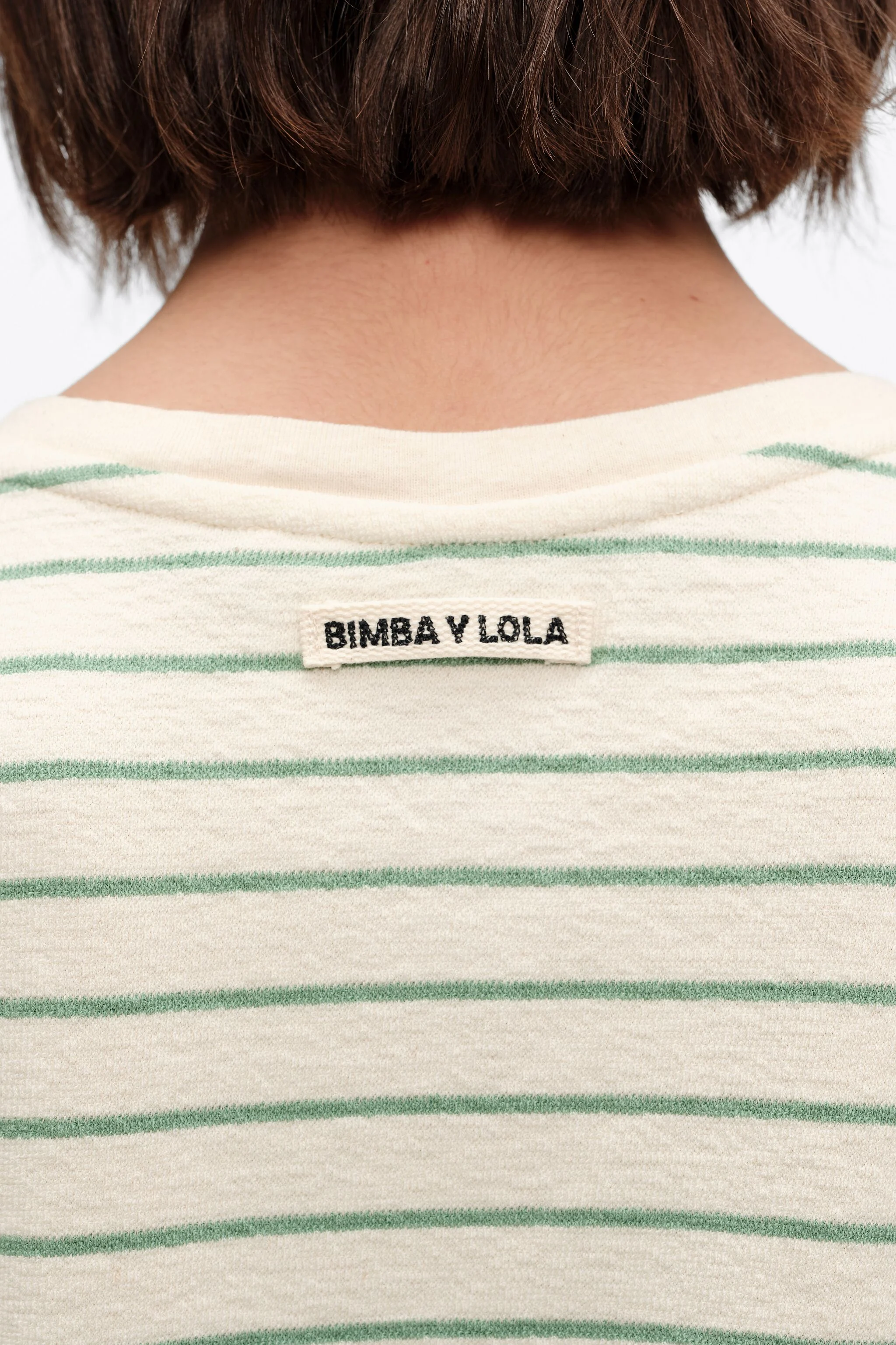 Camiseta verde listrada com gola redonda ajustável