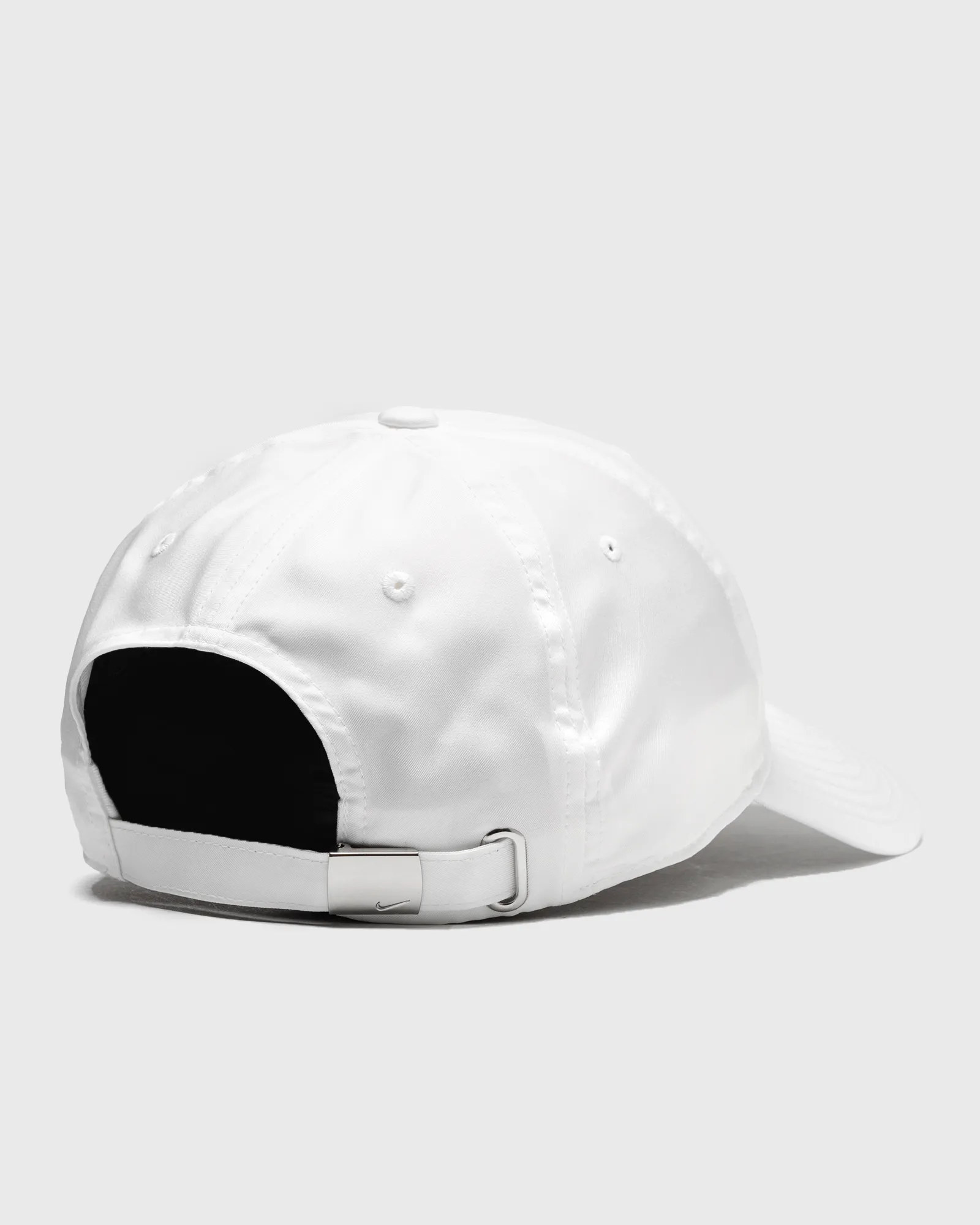 Boné Nike Dri-FIT Club sem estrutura com Swoosh metálico