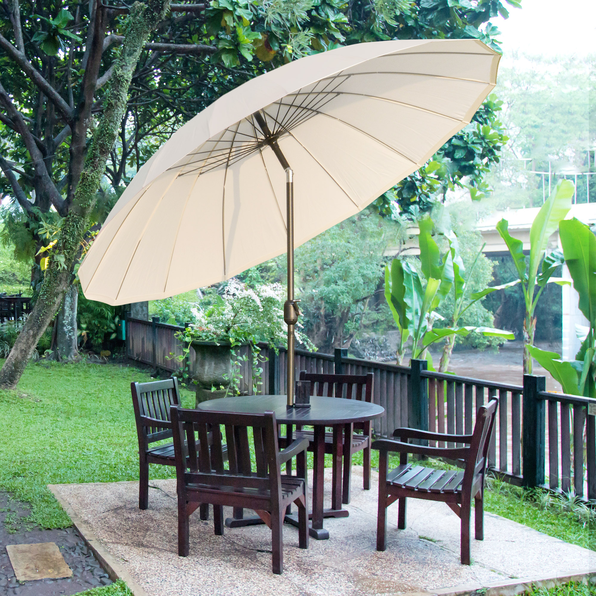 Guarda-sol de jardim Outsunny Ø250x240 cm com manivela, guarda-sol externo com mecanismo de inclinação e mastro de metal removível para terraço, piscina e pátio, cor creme.