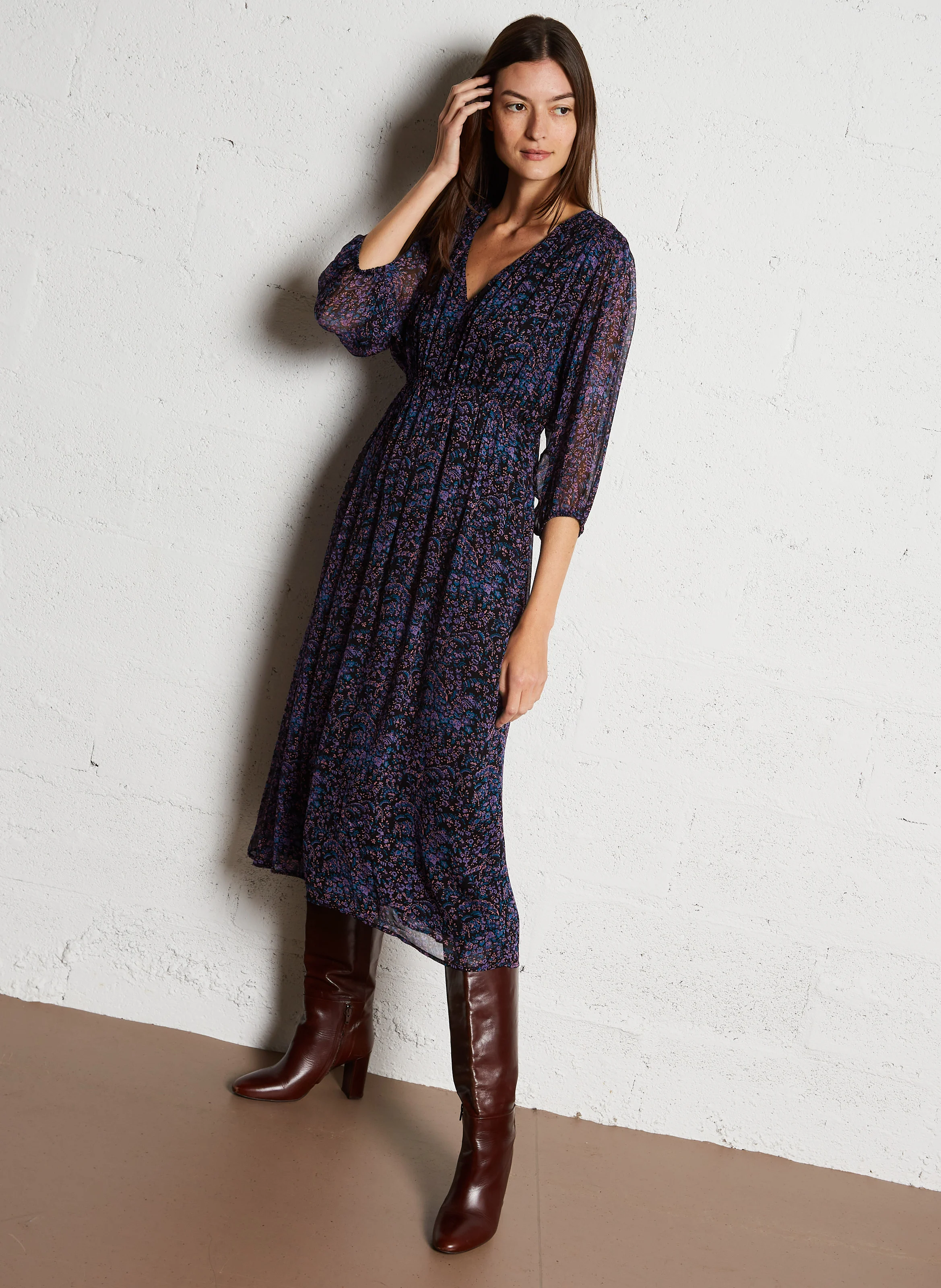 MAENA - Robe longue cintrée à col V | Violet