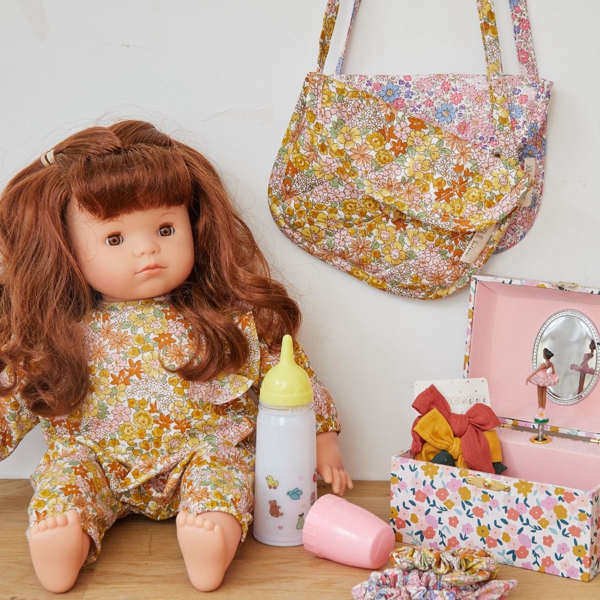 Tenue de poupée Solange fleurie jaune Frisette