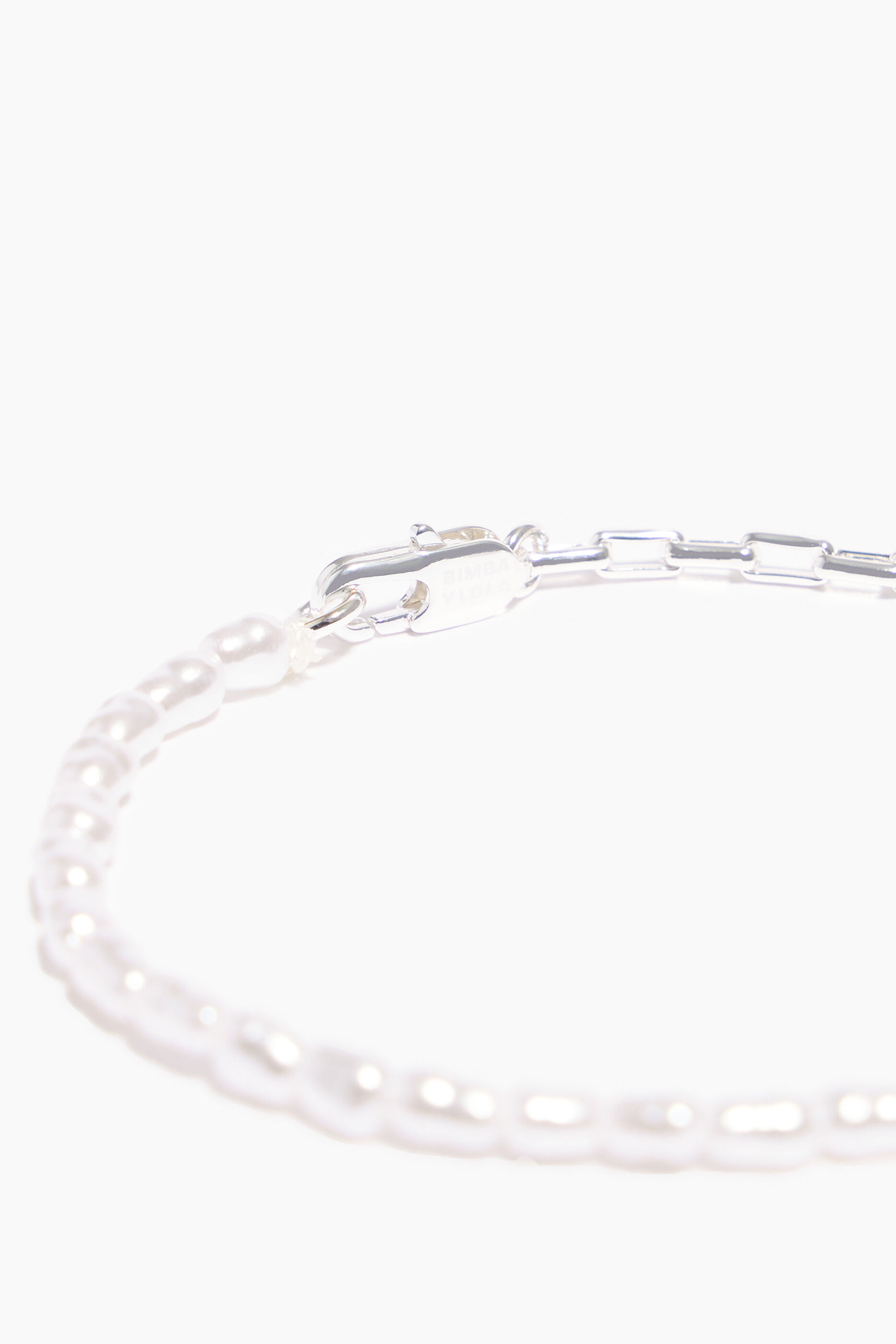 Pulseira de pérolas em corrente rosa