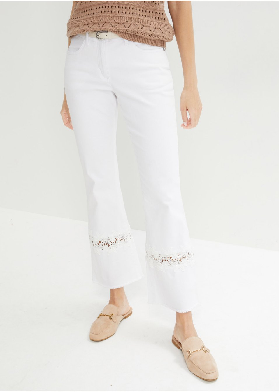Pantalon 7/8 avec broderie ajourée