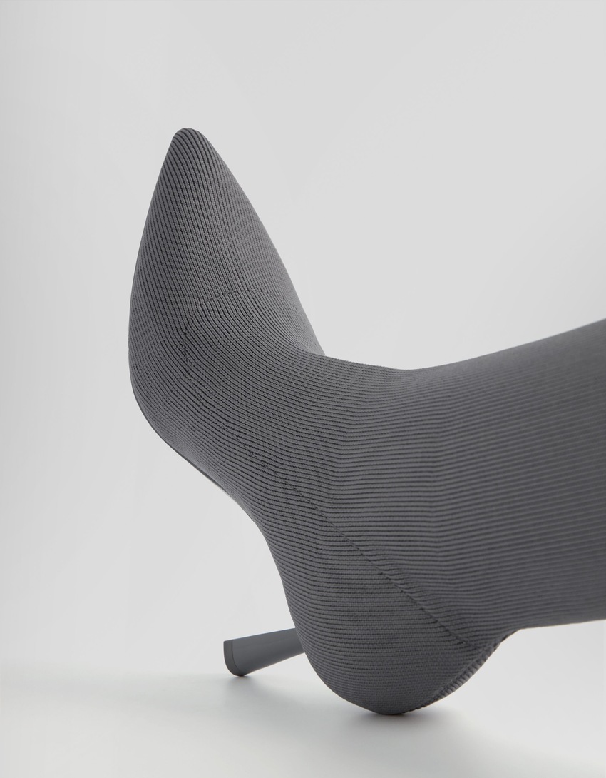 Botas de cano curto com salto alto e modelagem ajustada