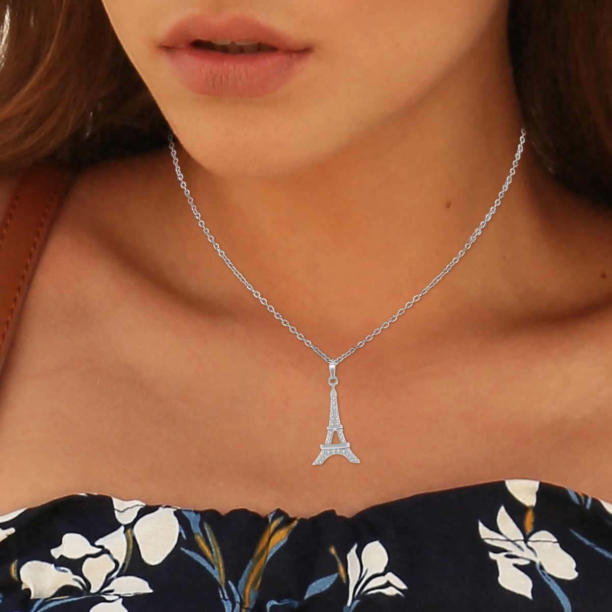 Collier Tour Eiffel SC Crystal orné de cristaux scintillants