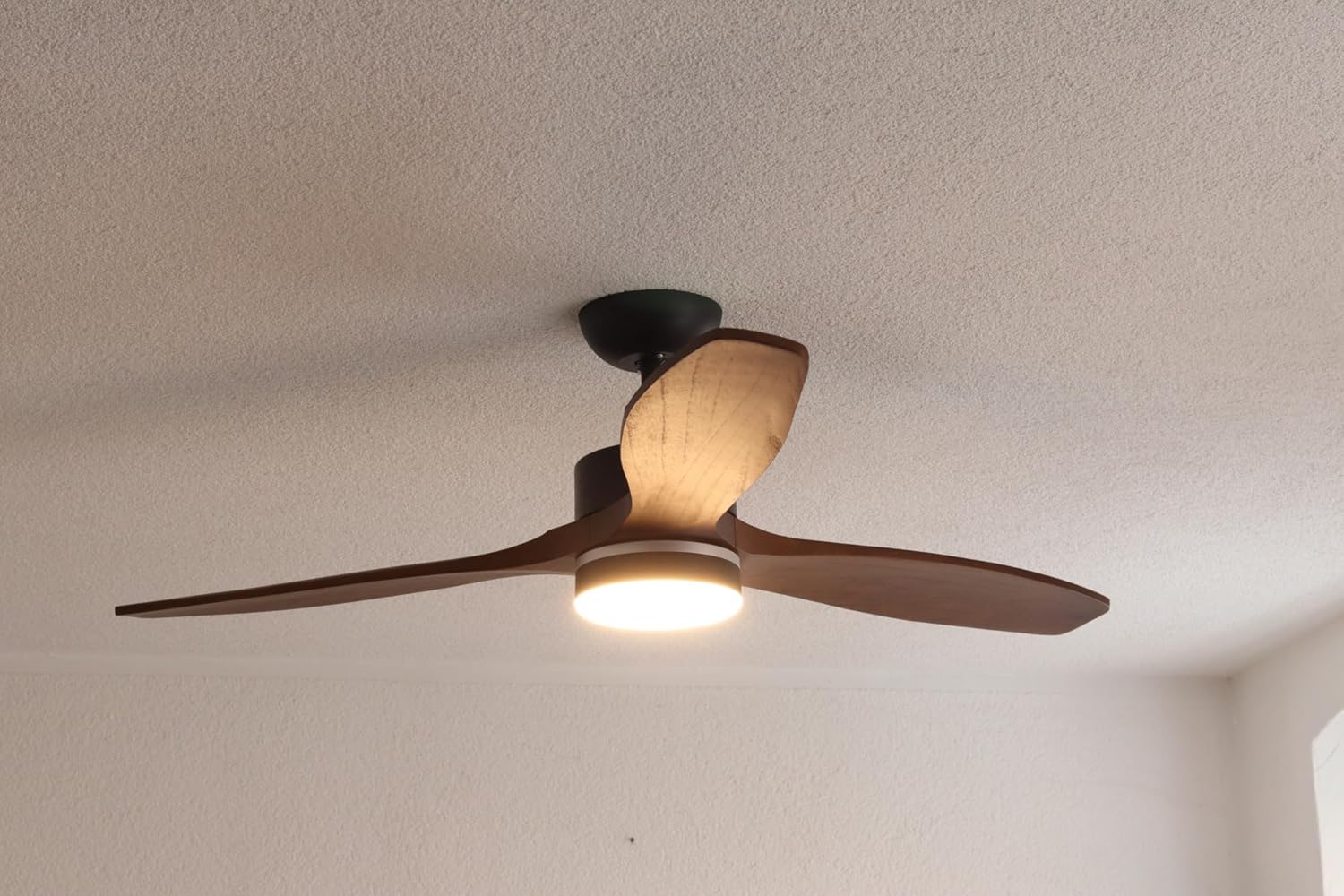 PEPEO – Notos Deckenventilator mit LED Beleuchtung | Sehr leiser Deckenventilator mit Fernbedienung und Rückwärtslauf. Ventilator Durchmesser 132 cm. Farbe: Schwarz/Holz dunkel