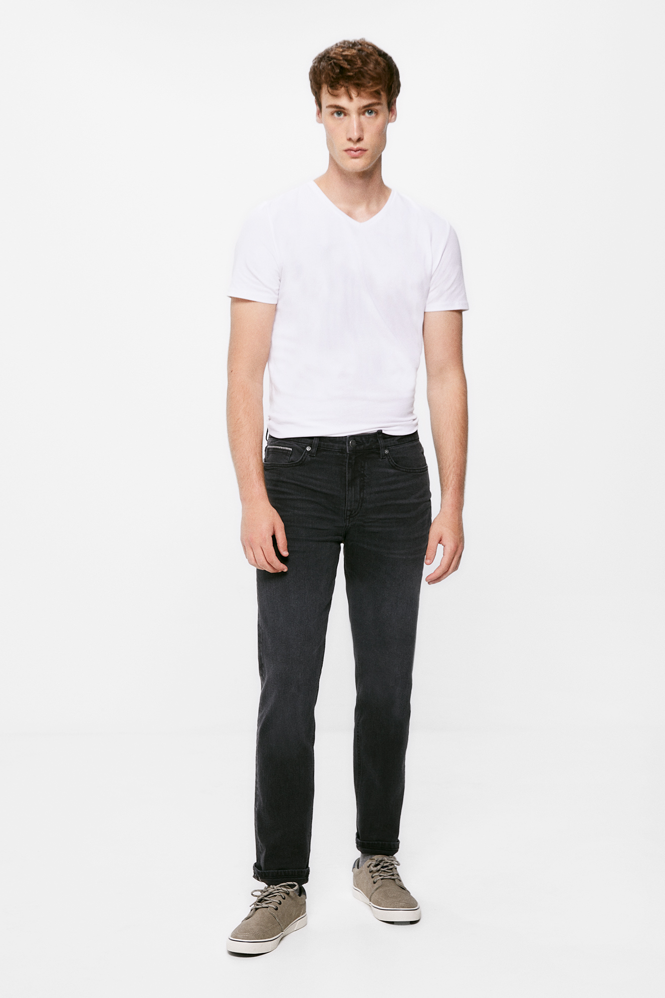 calça jeans slim preta, leve e com lavagem suave.