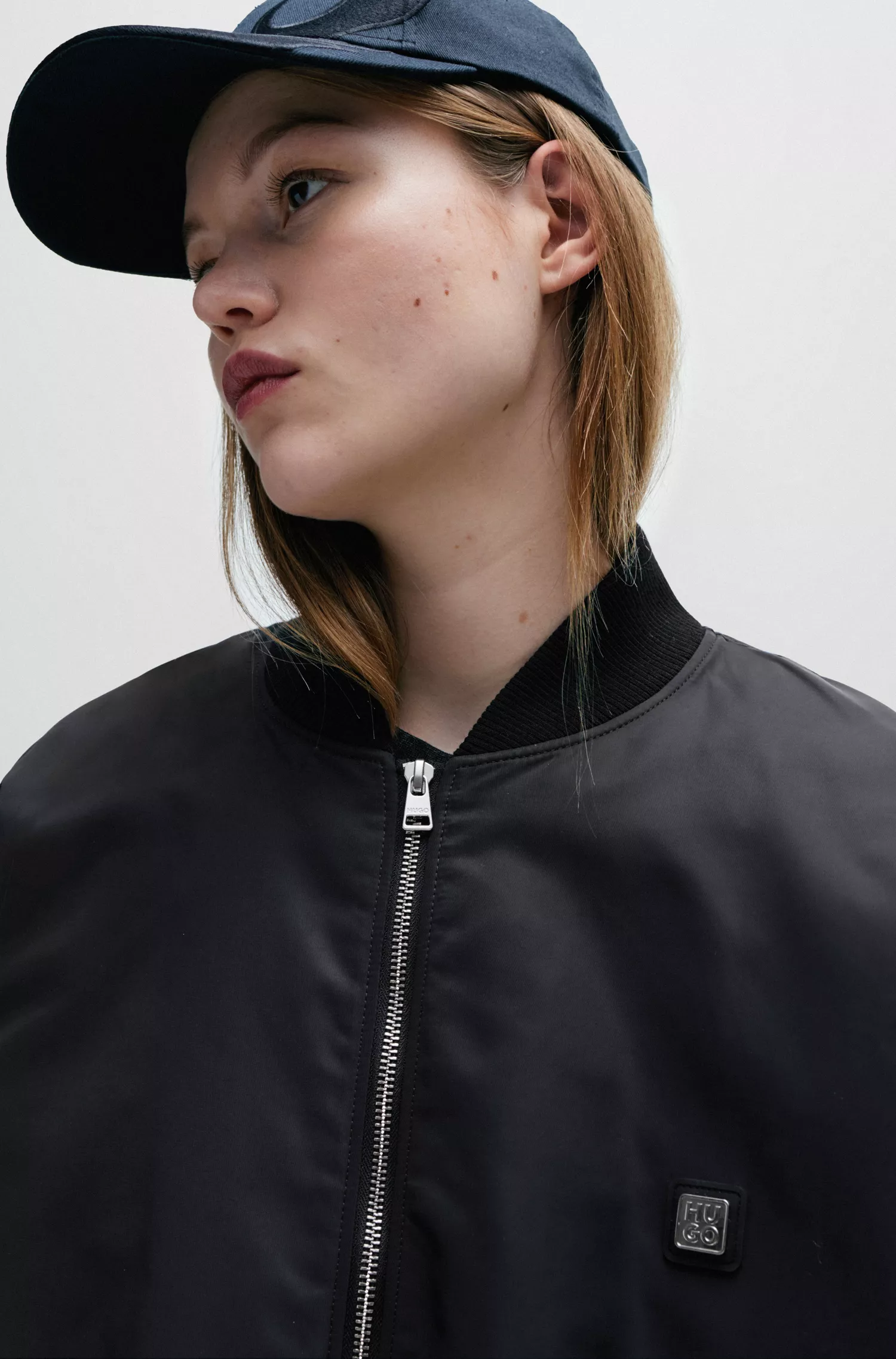 Jaqueta bomber HUGO vermelha, modelagem oversized, em tecido repelente à água.