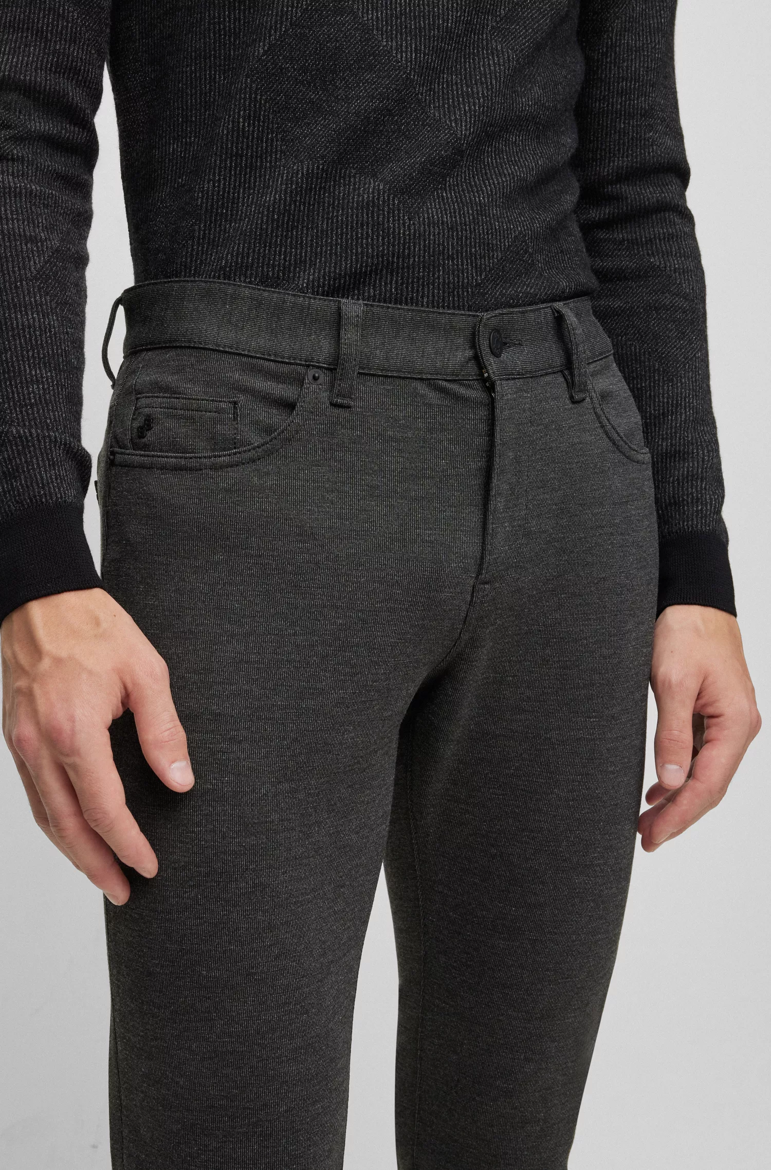 Calça jeans BOSS preta, corte slim, em malha elástica escovada com microestampa.