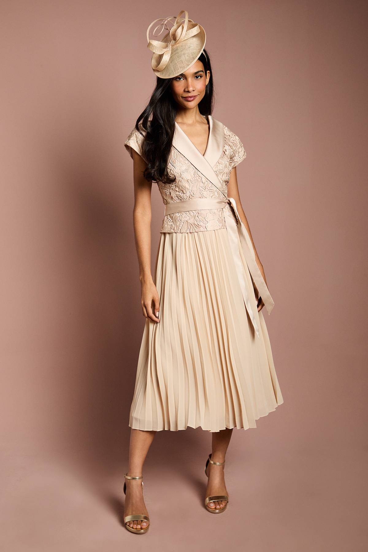 Coast Robe Midi Smoking à Plis avec Haut Cache-Cœur en Dentelle