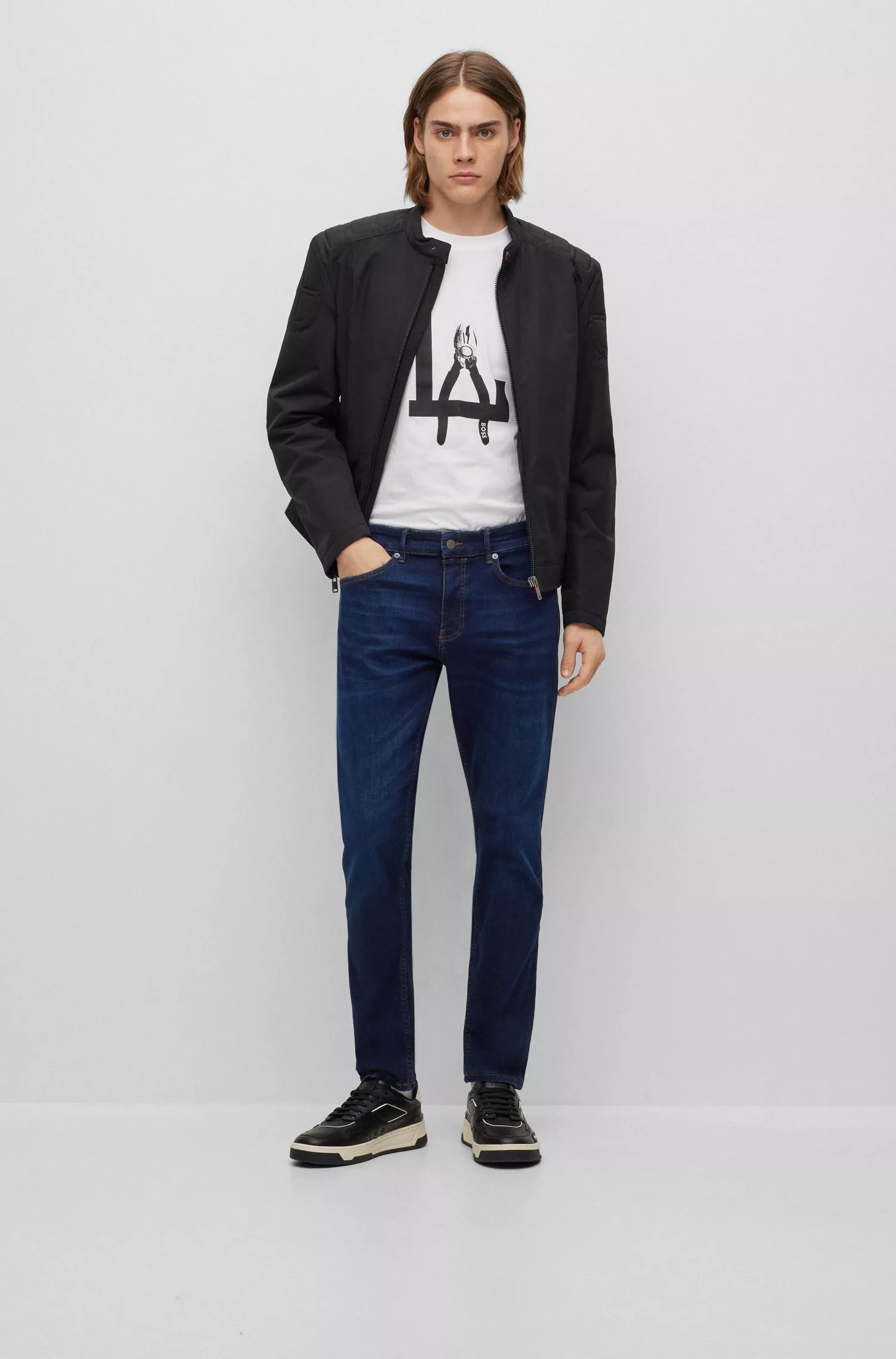 Calça jeans BOSS laranja, corte slim, em denim super elástico azul.