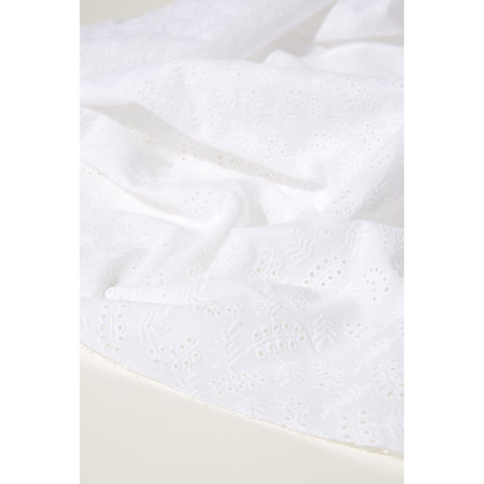 Atelier Veritas-Broderie Anglaise met bloemen - per meter