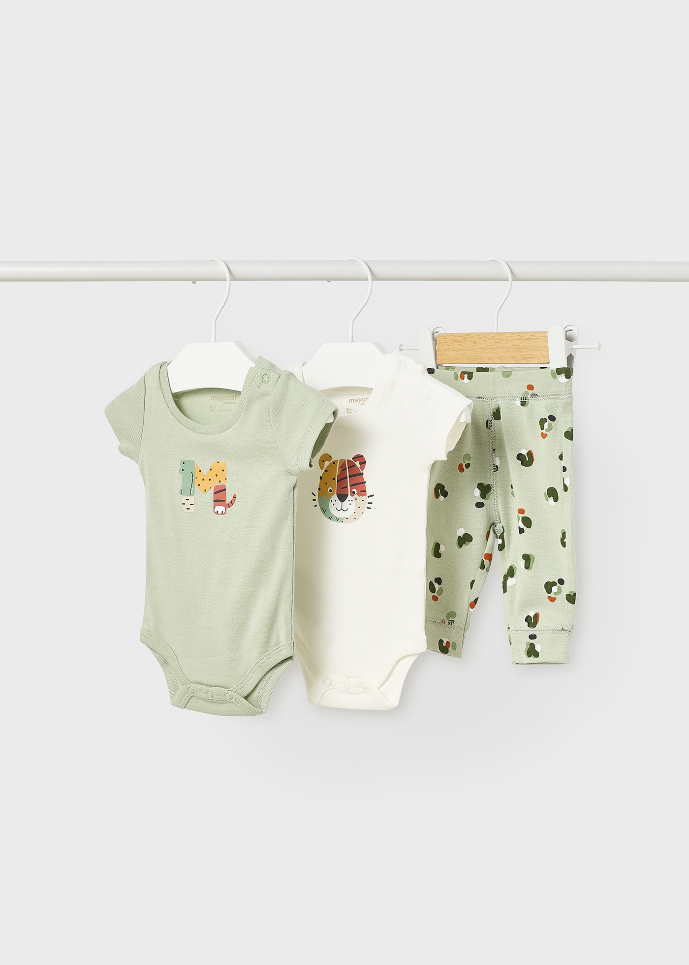 Conjunto de 3 peças em algodão sustentável para recém-nascidos.