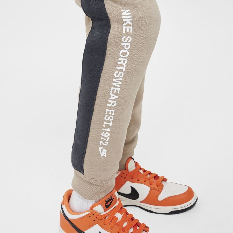 Nike Sportswear Standard Issue