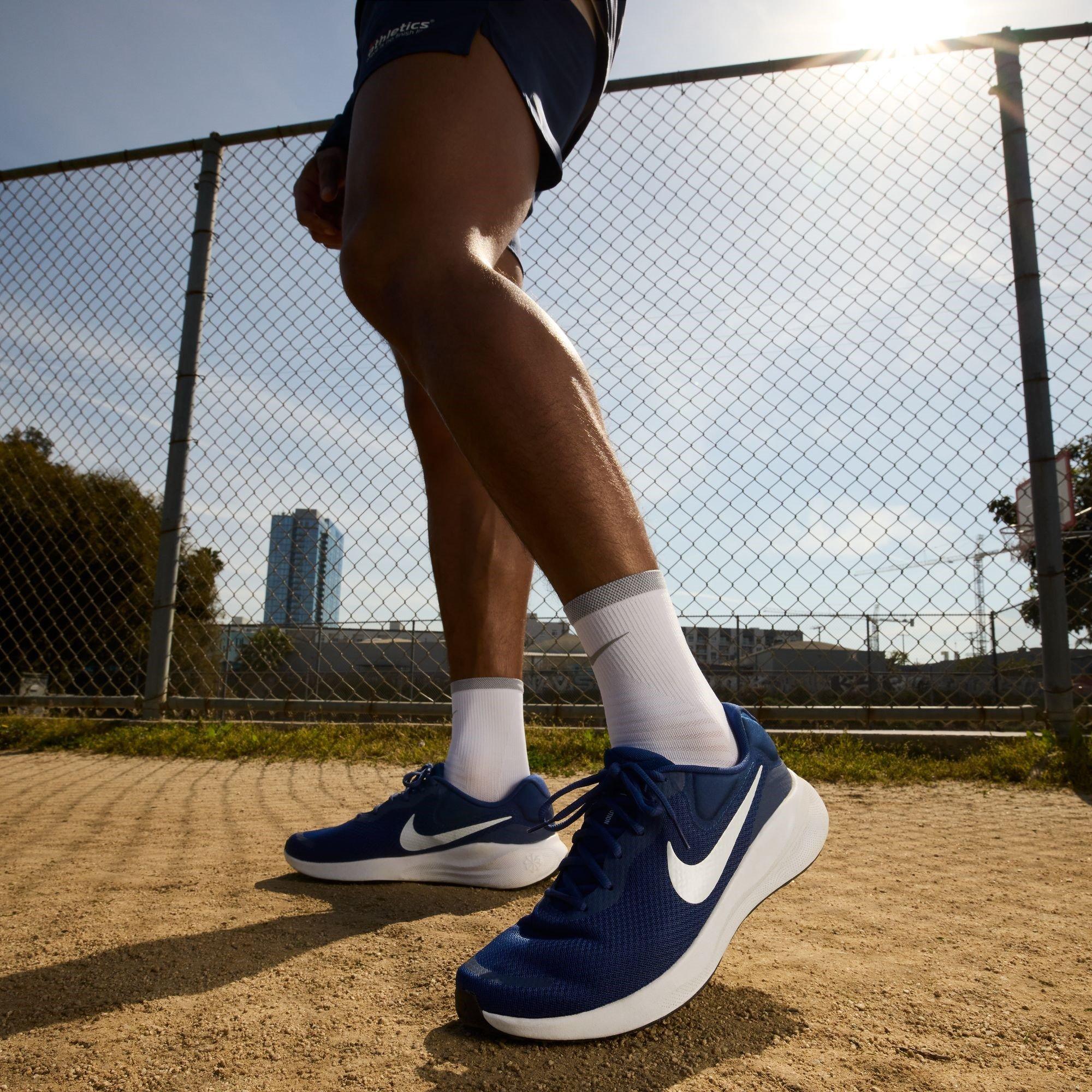 Nike Revolution 7 Mens Road Running Shoes