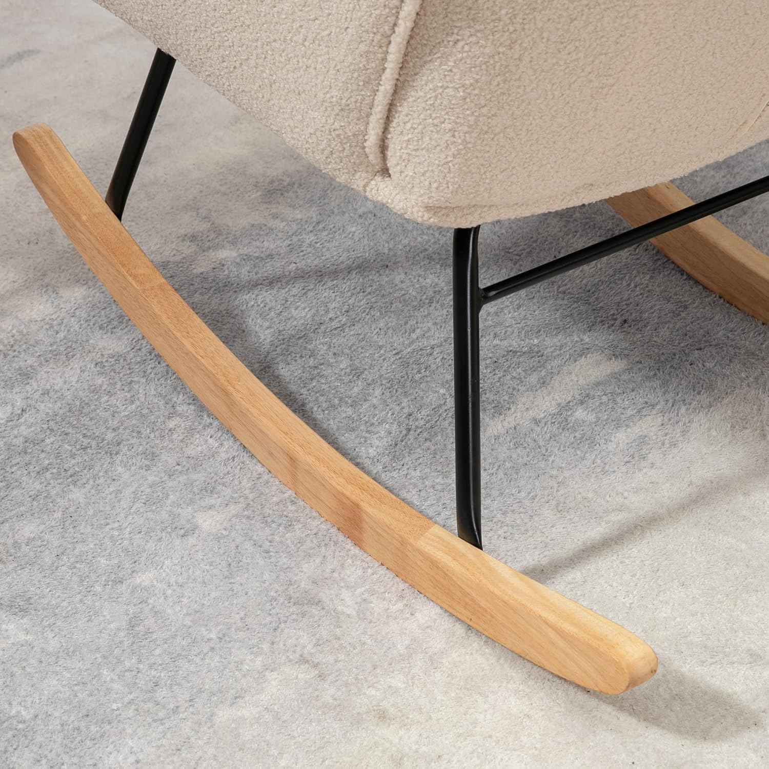 HOMCOM Schaukelstuhl, Schaukelsessel mit Berbervliesoptik, Armlehne, Gepolsterter Sessel mit Holzkufen, Relaxsessel für Wohnzimmer, Schlafzimmer, bis 120kg belastbar, Beige