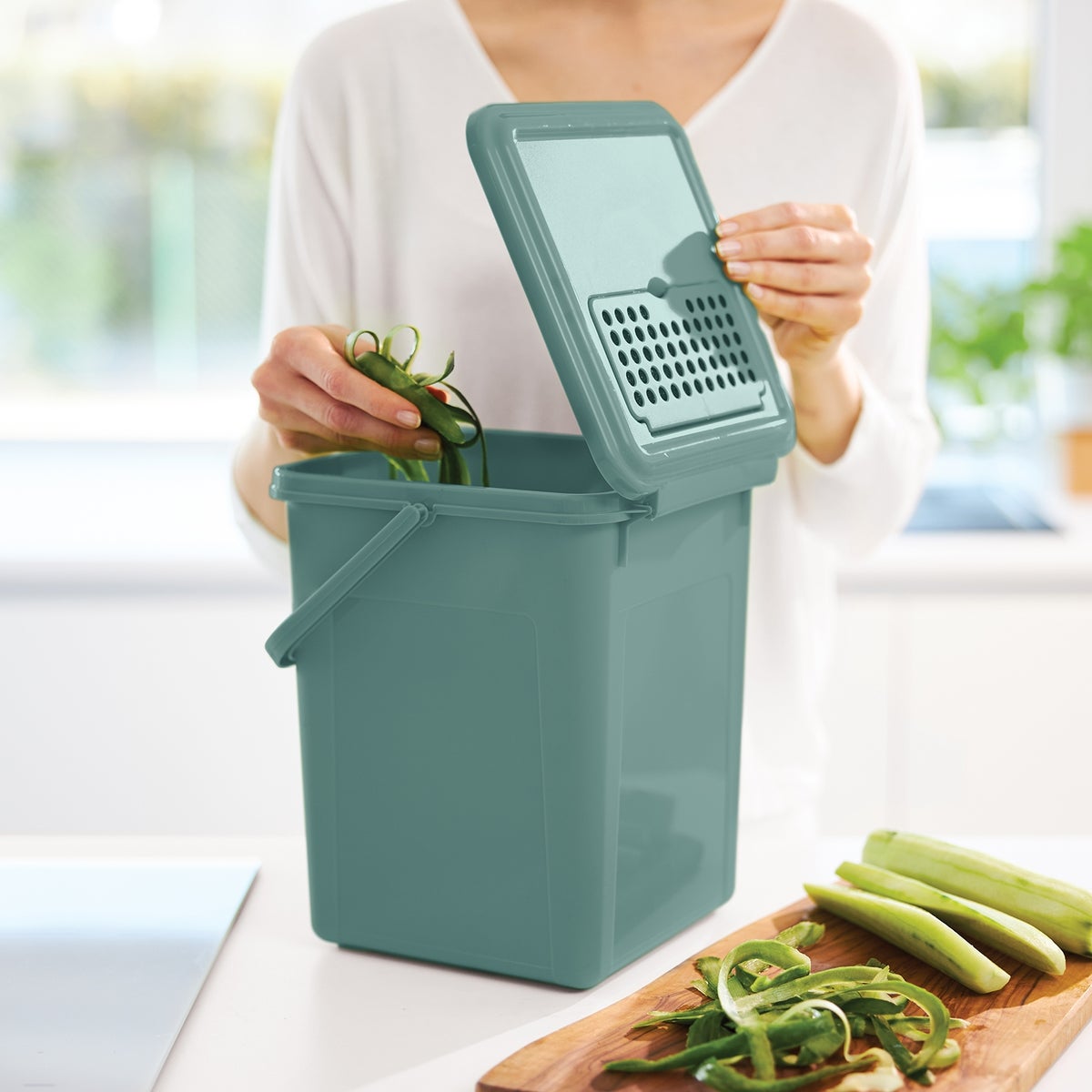 PROREGAL Robuuste afvalbak met geurdichte deksel en koolstoffilter, 9 liter, HxBxD 27 x 23 x 22,5 cm, kunststof, groen
