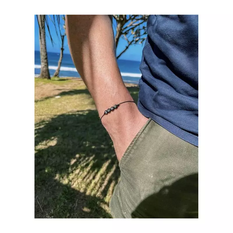 Bracelet cordon Perles de Frangines - SURF - Lettre blanche sur fond noir - Perle noire - Cordon noir
