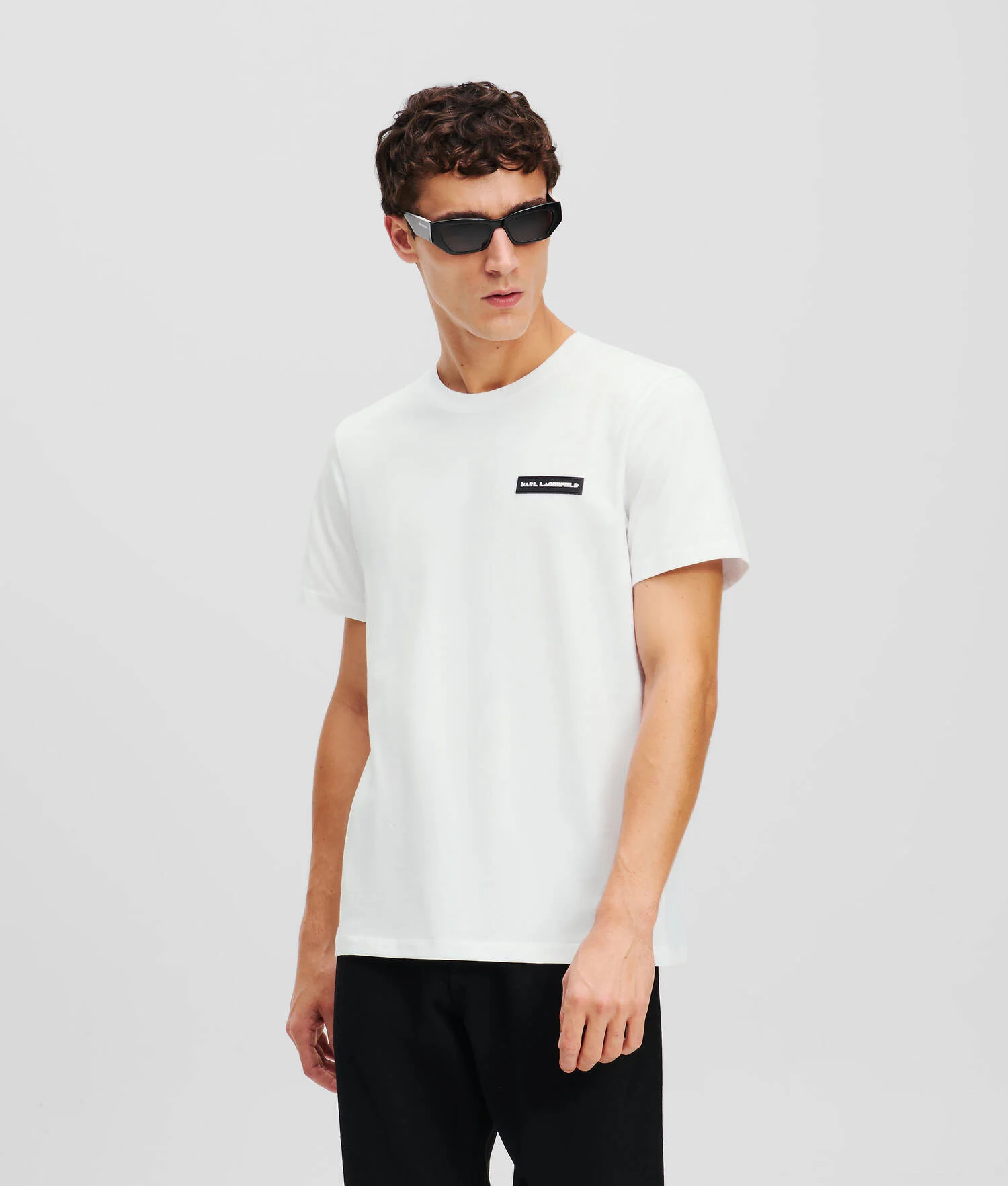 T-SHIRT AVEC ÉCUSSON EN CAOUTCHOUC