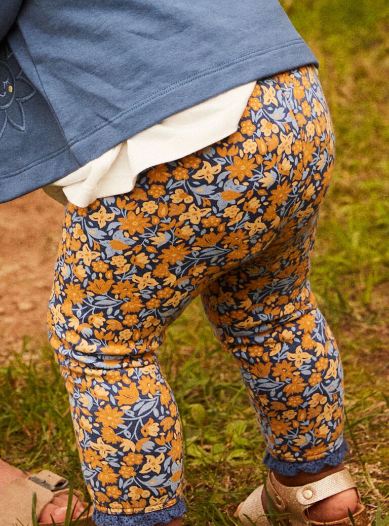 Chemisier écru avec legging et bandeau bleu marine à fleurs
