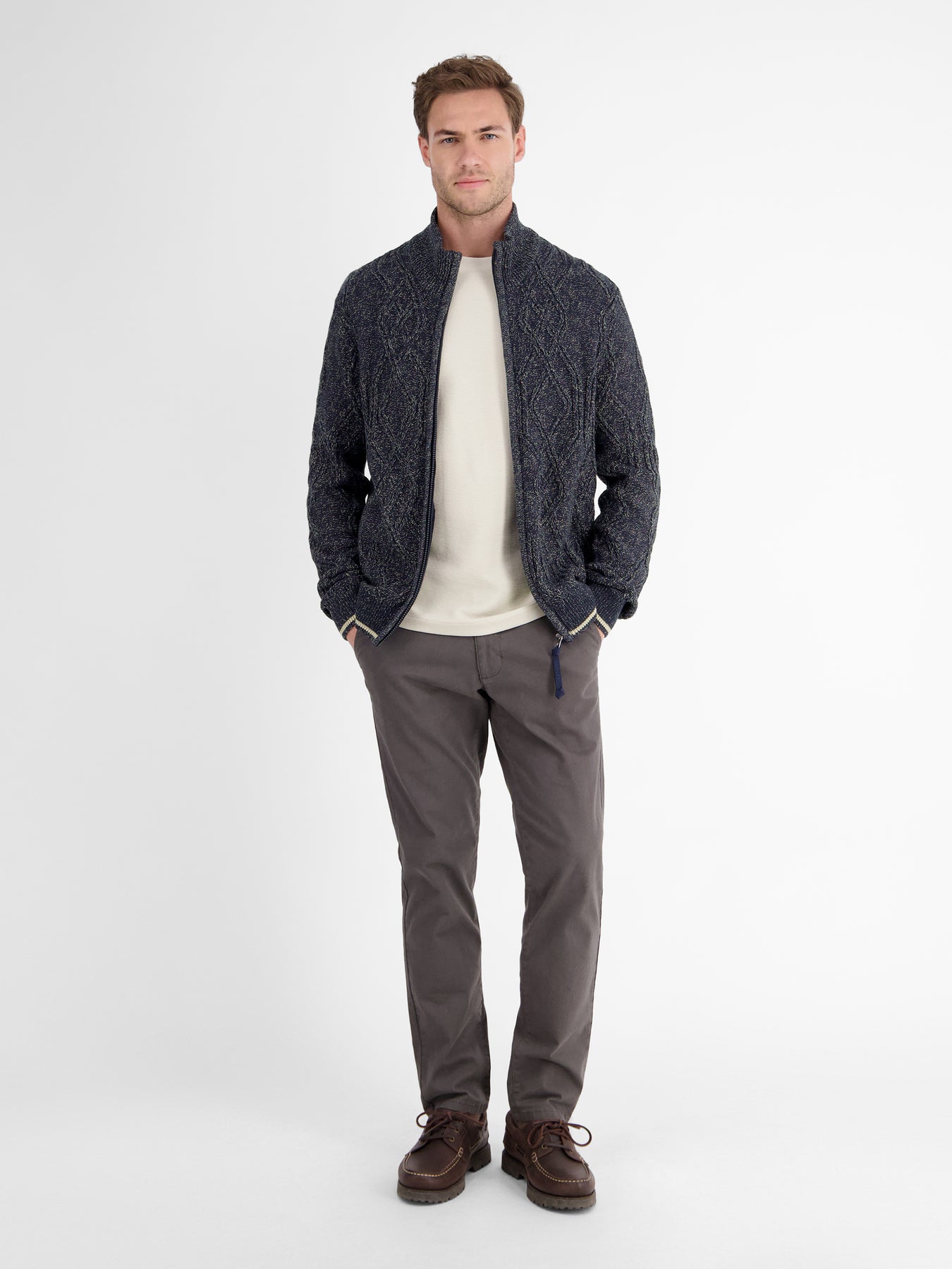 Herren-Strickjacke mit Zopfmuster