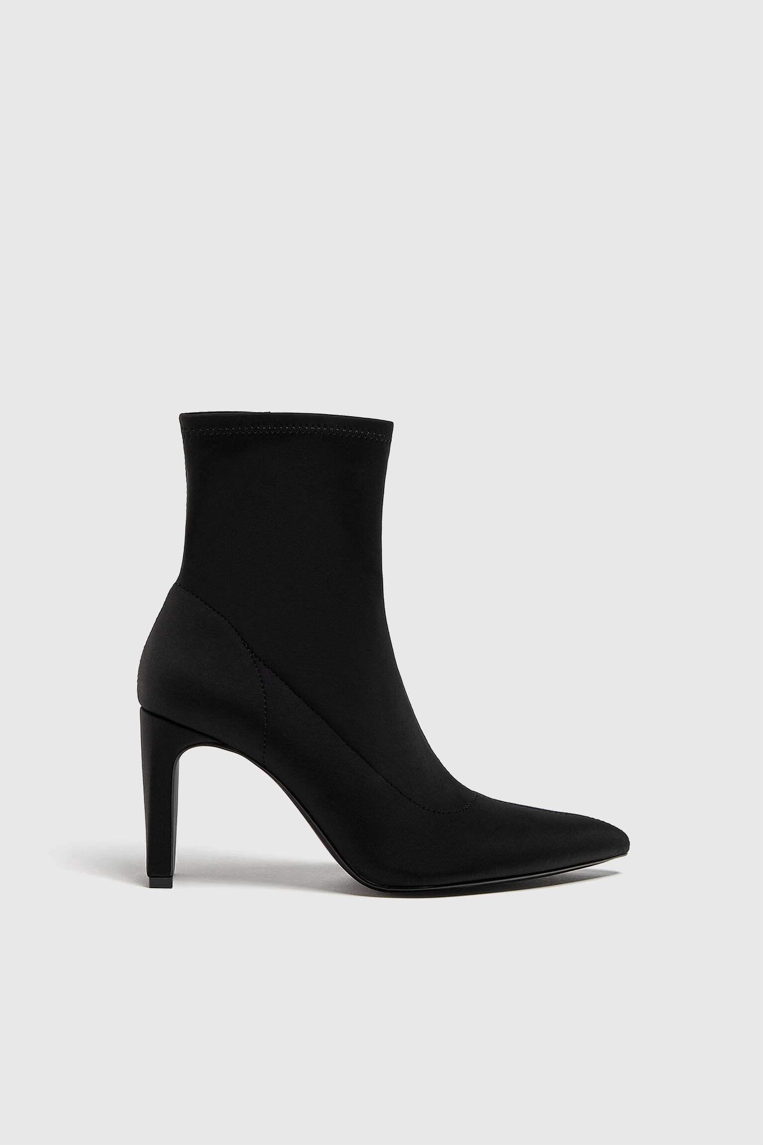 BOTA DE CANO CURTO DE TRICÔ COM SALTO ALTO - PRETA