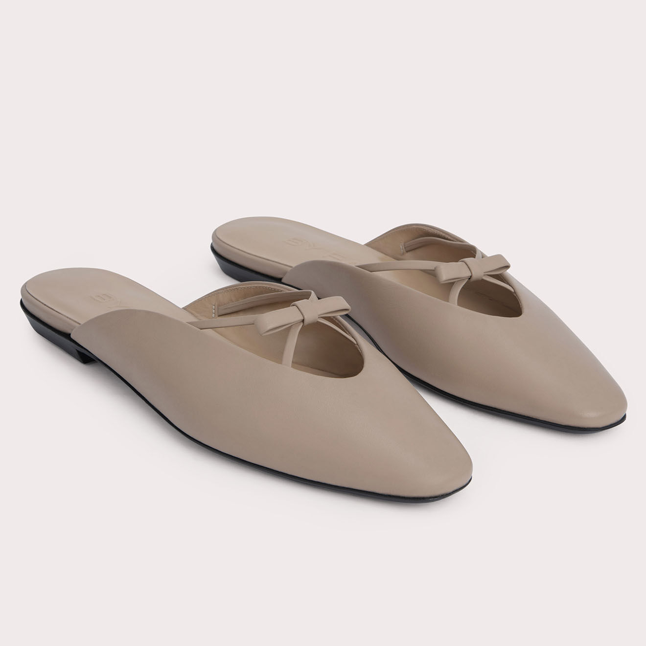By Far Mules en Cuir Finn taupe