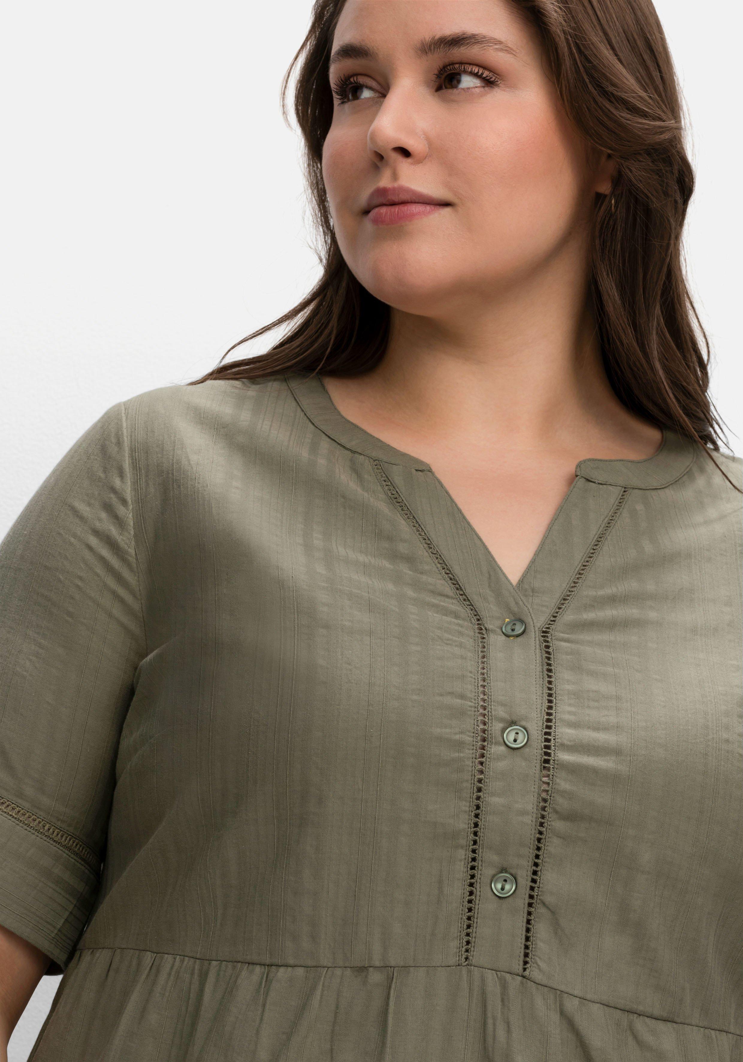 Kleid in Stufenoptik mit Lochmusterdetails