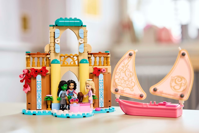 Glinda, Elphaba og Nessarose på Shiz University LEGO® Wicked (75681)
