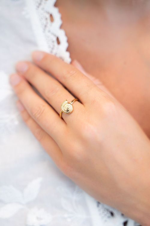 Ring met zeeschelp