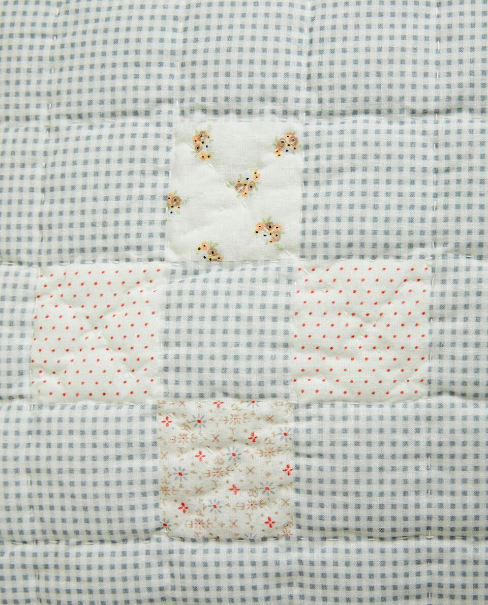 CAPA DE ALMOFADA COM ESTAMPA FLORAL EM PATCHWORK