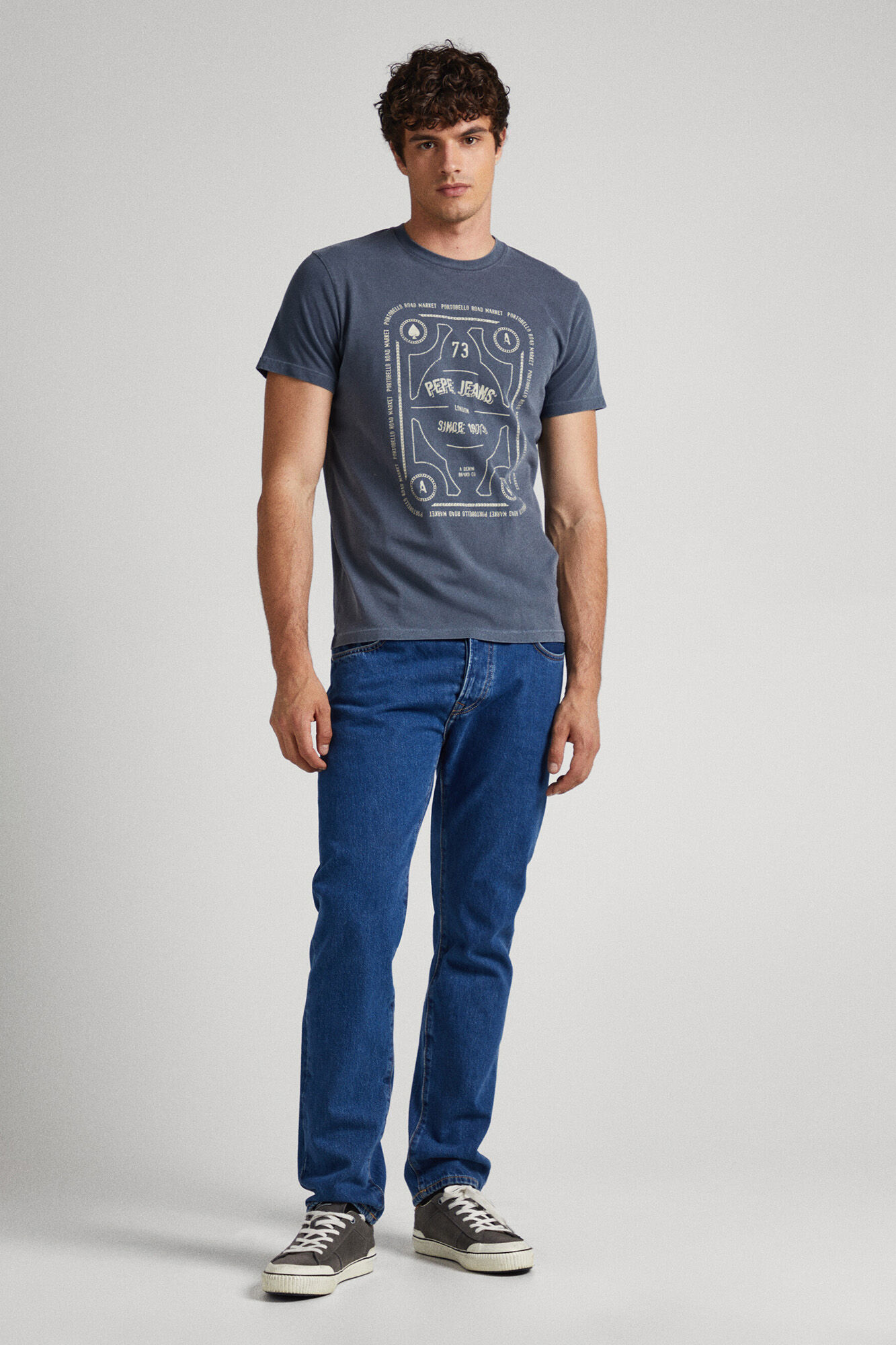 estampa de logotipo em camiseta