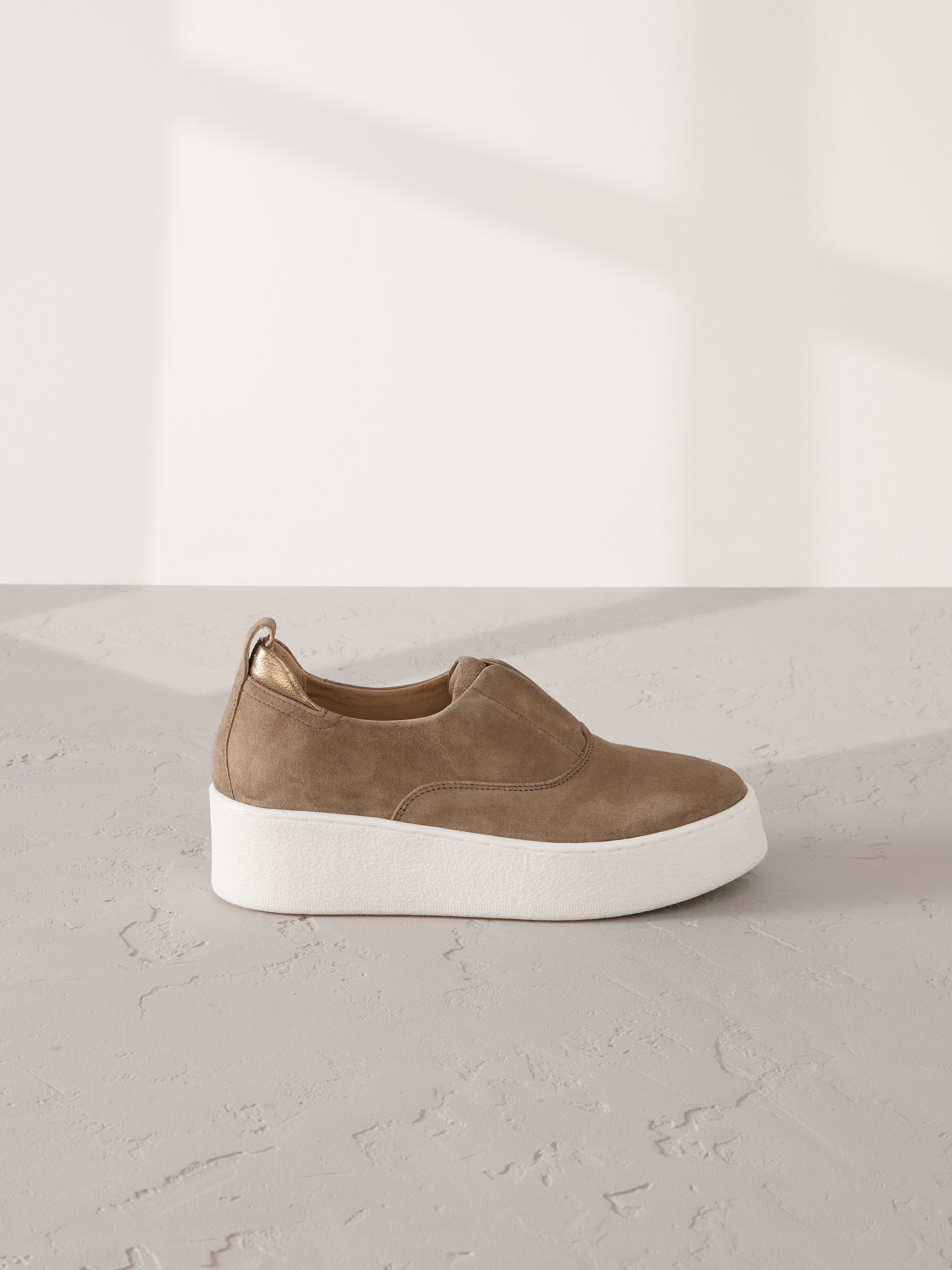 Chocoladebruin - Signature leren sneakers met dikke plateauzolen en sleehak