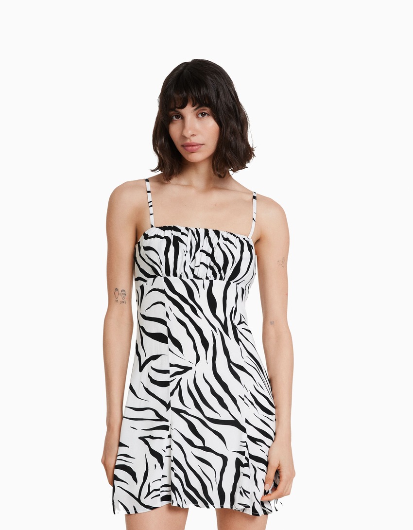 Vestido curto estampado com alças